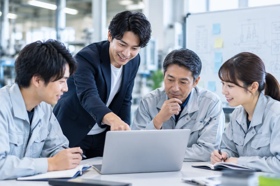 製造現場で担当者の話を聞きながら、工程をメモしているBiz Liftスタッフ